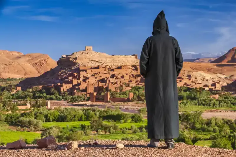 Uomo marocchino che guarda Aït Ben Haddou, ouarzazate cosa vedere