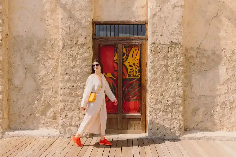 Viaggiatrice che esplora la città vecchia di Dubai City, Bastakiya Dubai