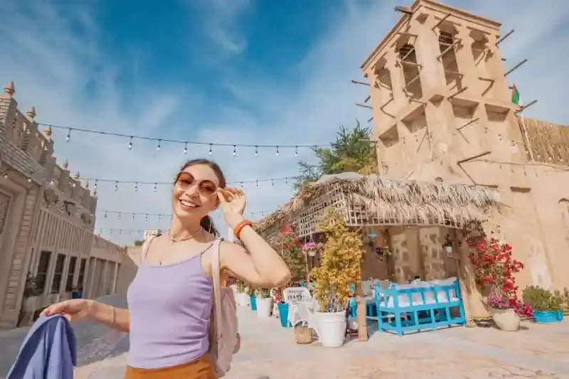 Ragazza turista nel distretto storico di Al Fahidi e nel quartiere di Bur Dubai, Bastakiya Dubai
