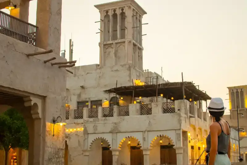 stand turistico nel famoso punto di riferimento del vecchio Dubai Creek vicino ai vecchi edifici storici, Bastakiya Dubai