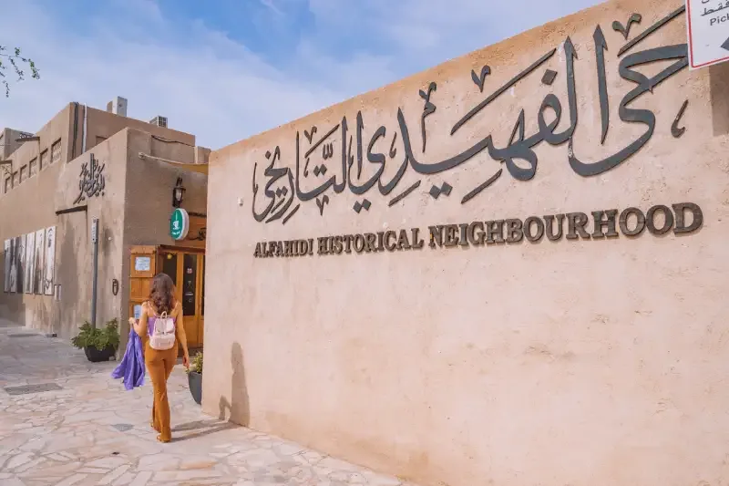Ragazza turista nel quartiere e distretto storico di Al Fahidi, Bastakiya Dubai