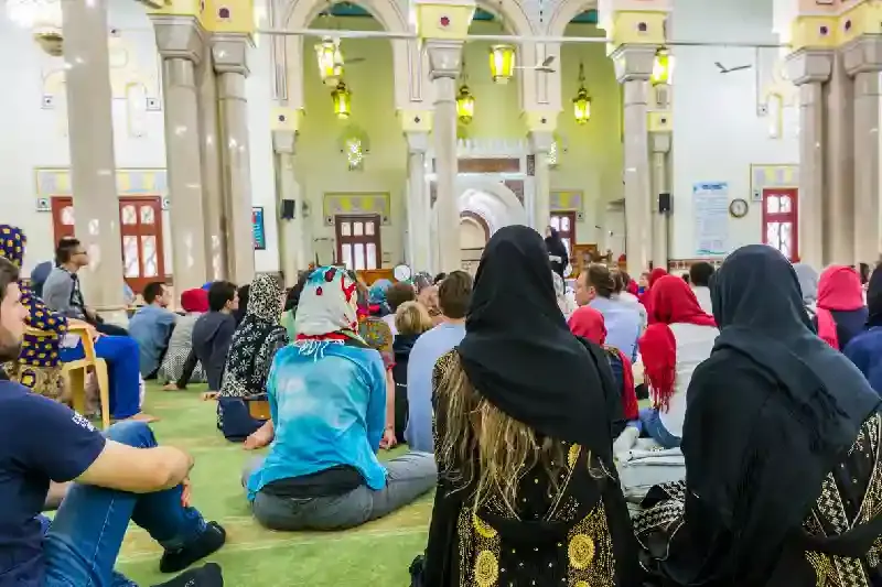 Ospiti non musulmani ascoltano una lezione, Moschea di Jumeirah