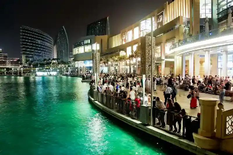 Folla di persone nel centro commerciale di Dubai, Dubai mall negozi