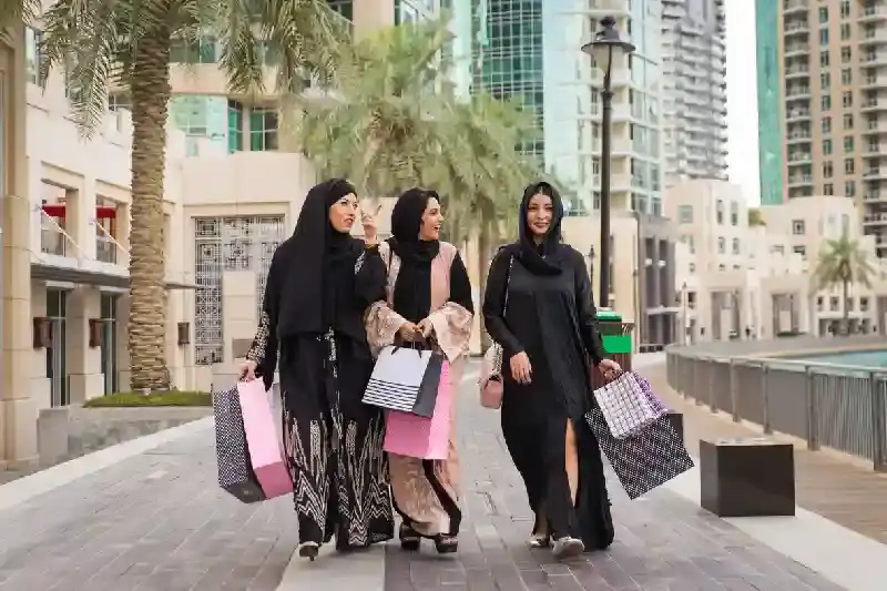 Ragazze che si divertono insieme a fare shopping, Dubai mall negozi