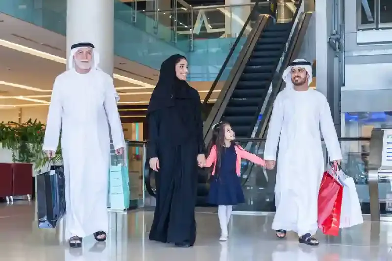 Famiglia araba nel centro commerciale, Dubai mall negozi