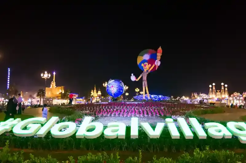 Cartello d'ingresso del villaggio globale di notte, villaggio globale dubai