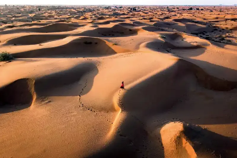 oman camminando nel deserto vista aerea, deserto dubai