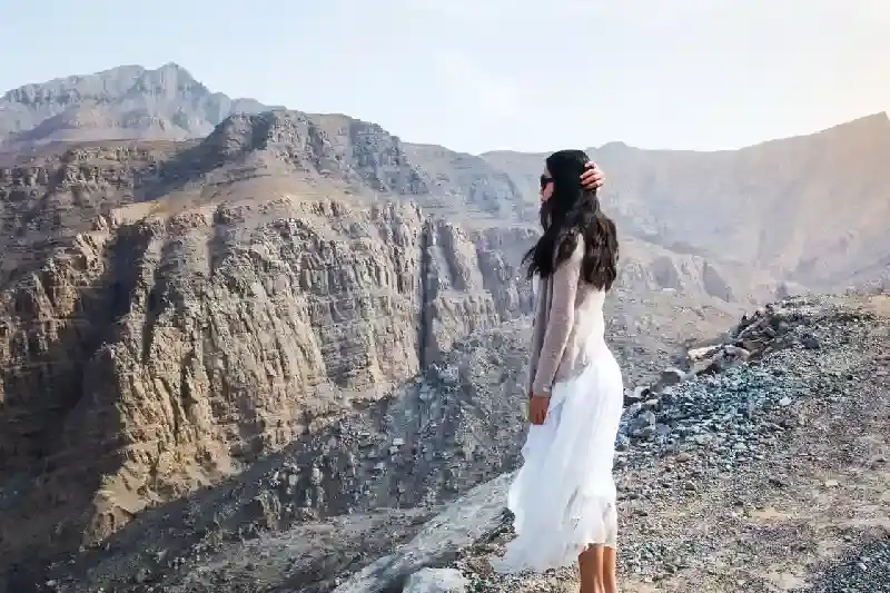 Donna che si gode la vista della catena montuosa, deserto dubai