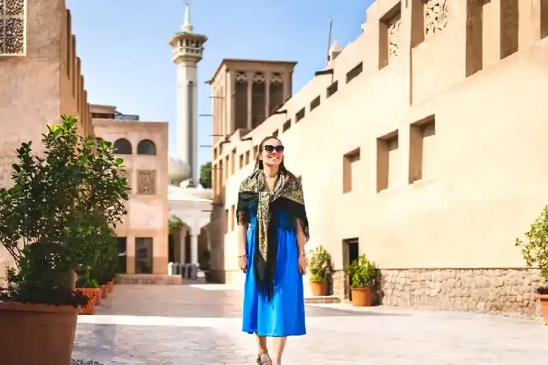 donna in visita alla vecchia Dubai, Dubai vecchia