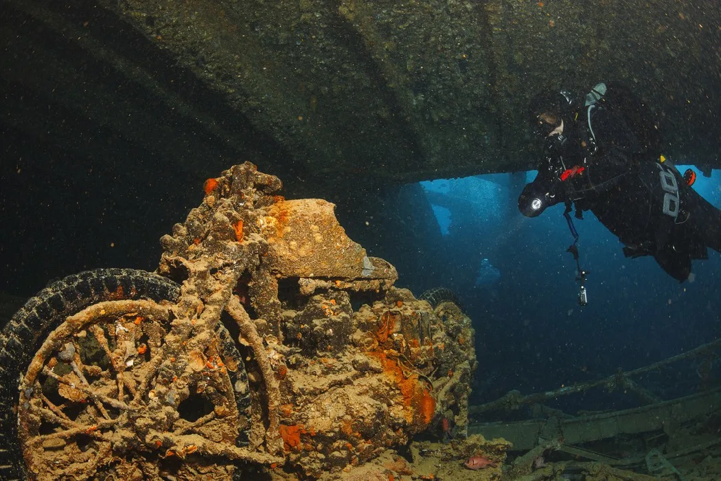 Motocicleta oxidada en el legendario naufragio SS Thistlegorm, descubierta por un buceador en el Mar Rojo