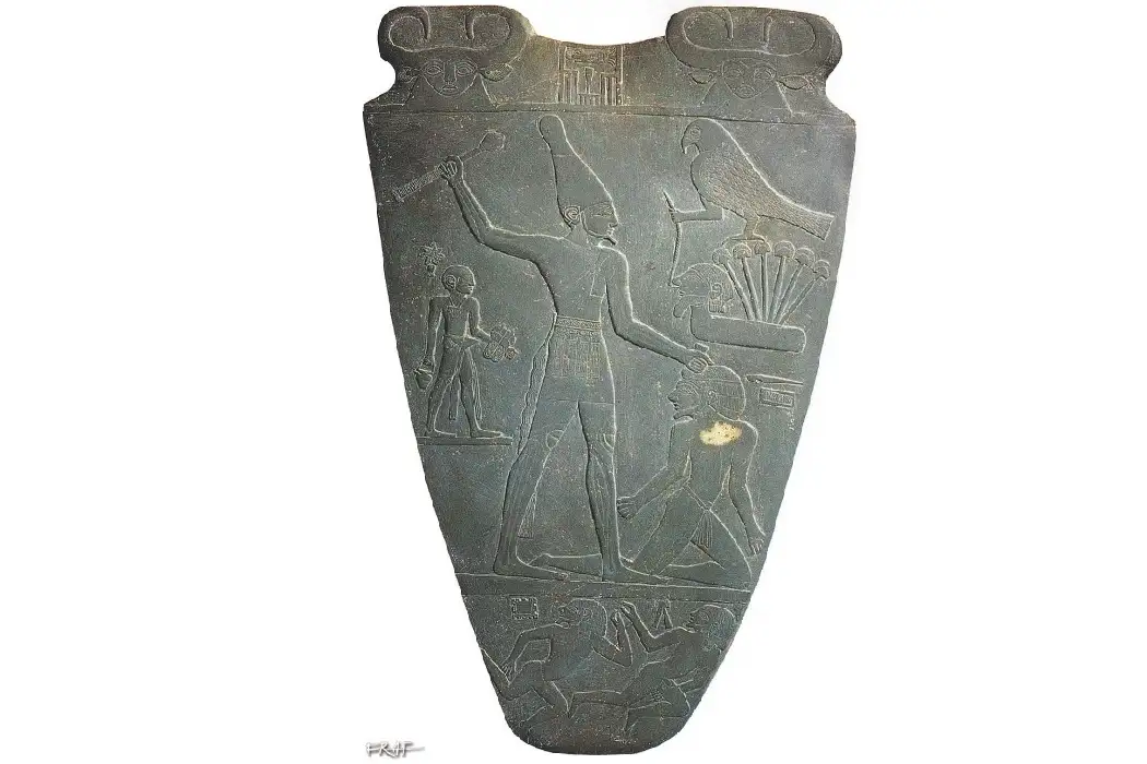 Cara principal de la Paleta de Narmer, mostrando al faraón Narmer en una escena de conquista