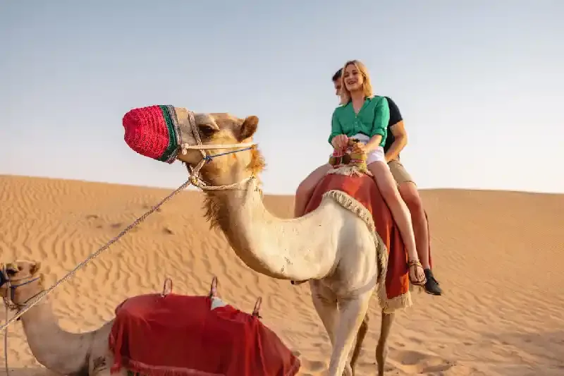 una coppia nel deserto di Wahiba Sands, il deserto di Wahiba Sands