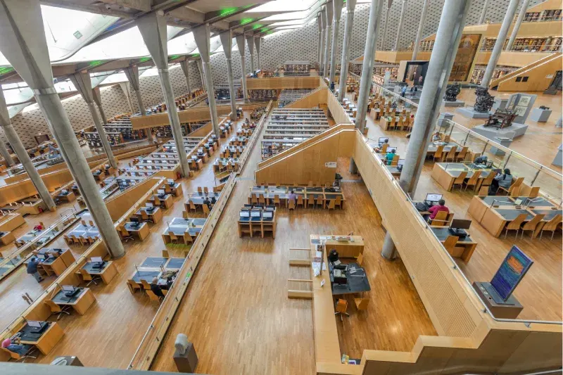 Foto all'interno della Nuova Biblioteca di Alessandria tra le cose da vedere