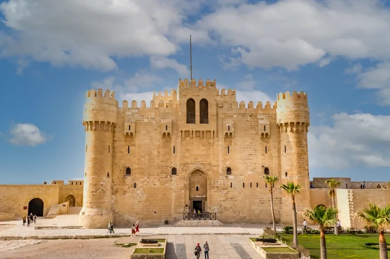 Immagine frontale del Forte di Qaitbey per immortalare una delle cose da vedere ad Alessandria d'Egitto.