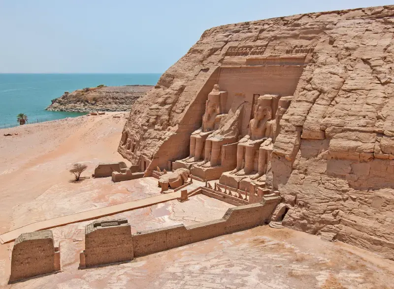 Foto che rende l'idea di quanto è isolata Abu Simbel e di quanto sia importante sapere come arrivare
