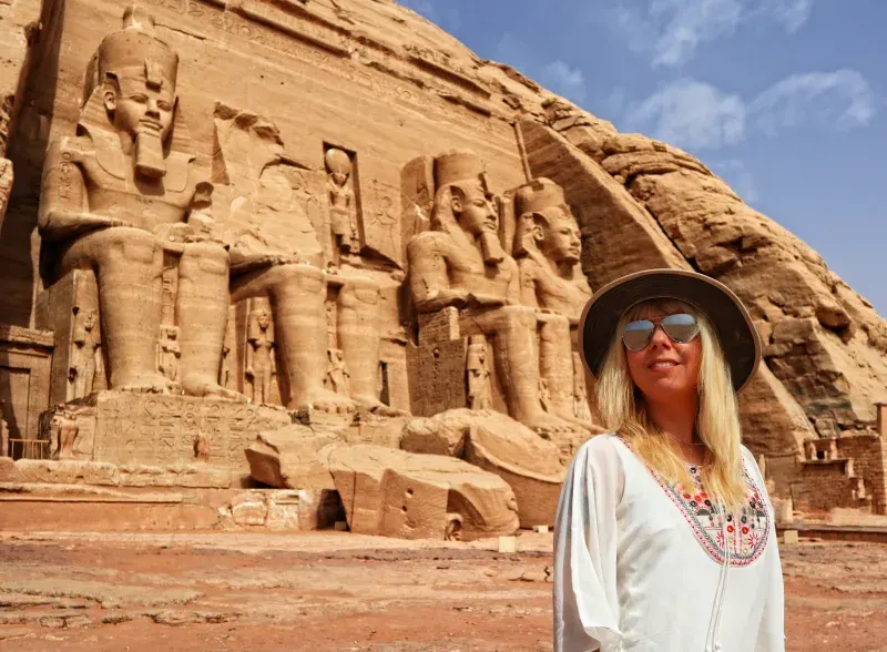 Viaggiatrice arrivata ad Abu Simbel coprendo la distanza da Assuan