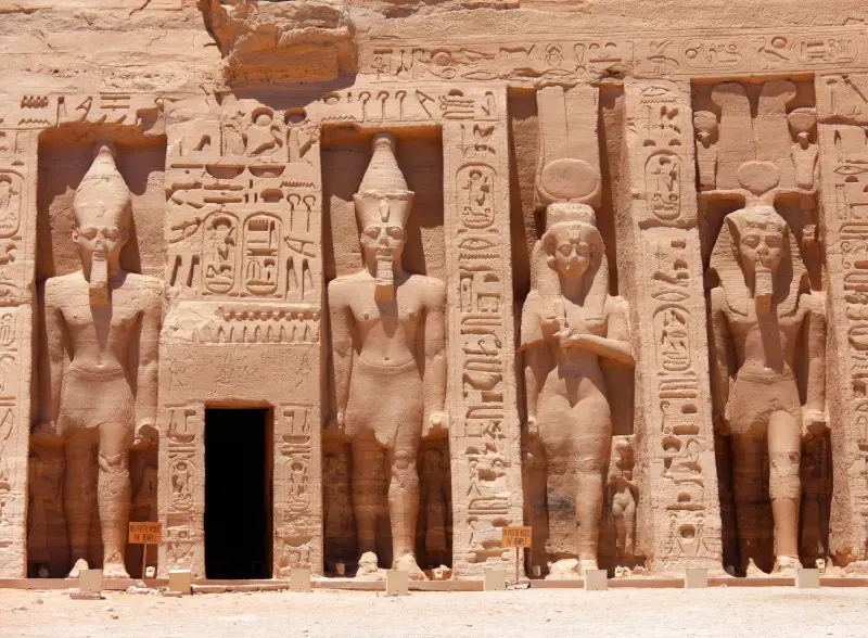 Statue e incisioni presso il tempio di Abu Simbel