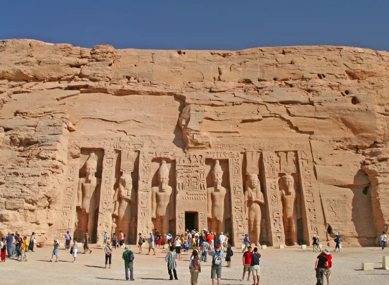 Turisti che hanno raggiunto Abu Simbel coprendo la distanza da Il Cairo