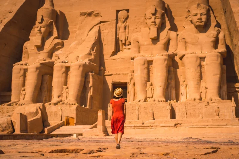 Donna davanti all'ingresso di Abu Simbel