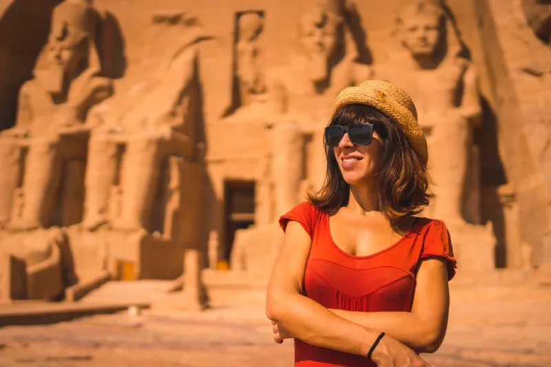 Donna davanti all'ingresso di Abu Simbel