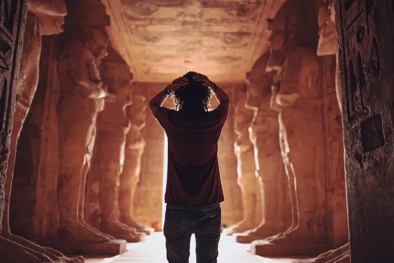 Uomo che ammira dall'interno Abu Simbel