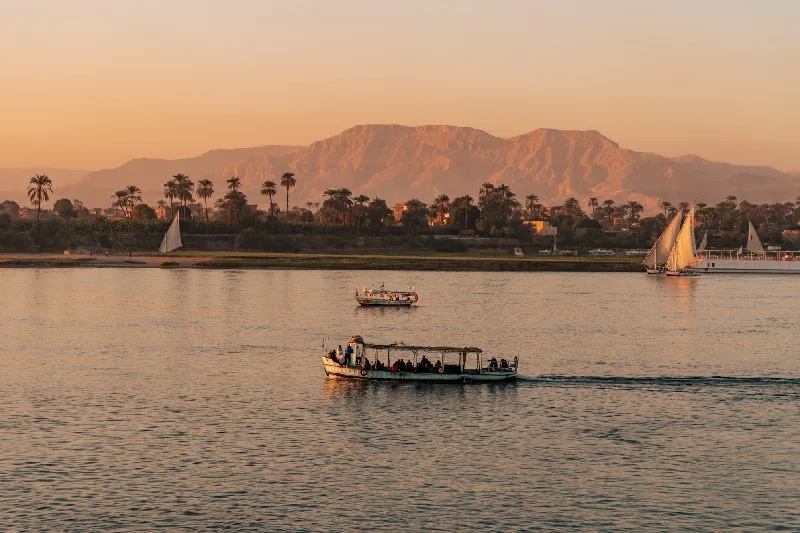 Paisaje del río Nilo cerca de Esna al atardecer