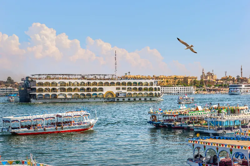 Barcos turísticos en el río Nilo en Luxor, Egipto