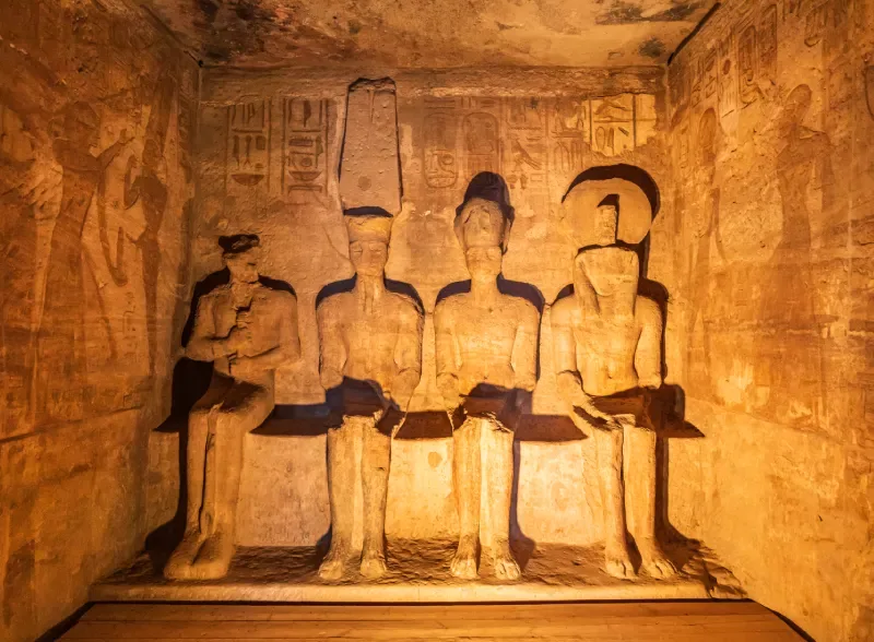 Foto che immortala l'interno di Abu Simbel durante il Miracolo del Sole