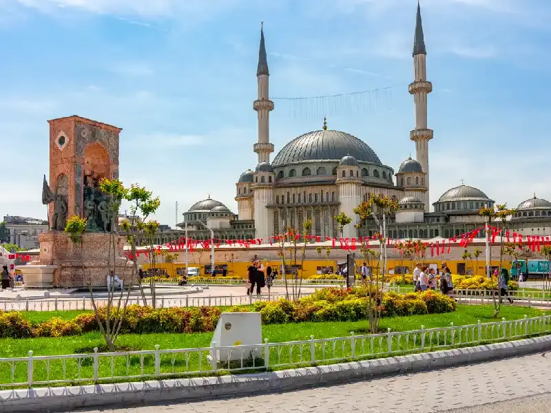 moschea in piazza taksim , piazza taksim istanbul