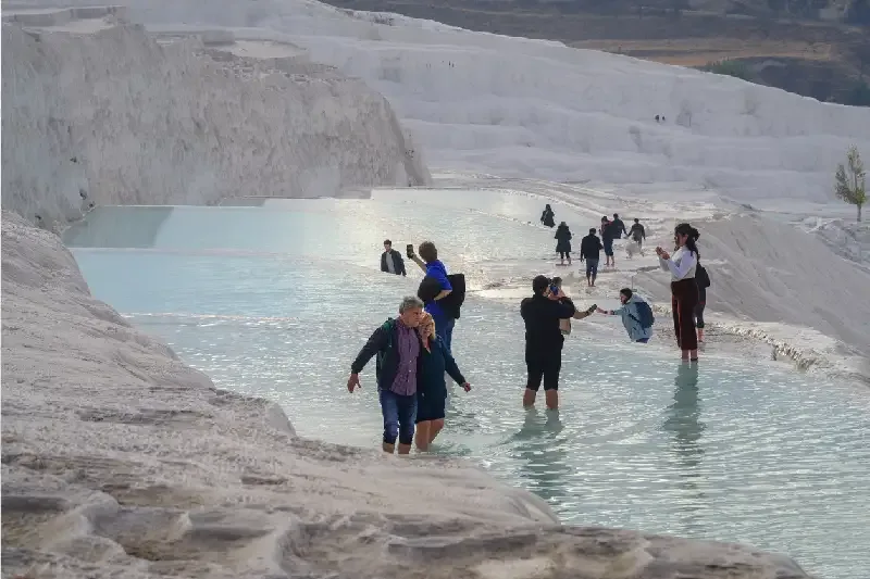 turisti in piscina termale di pamukkale , pamukkale turchia