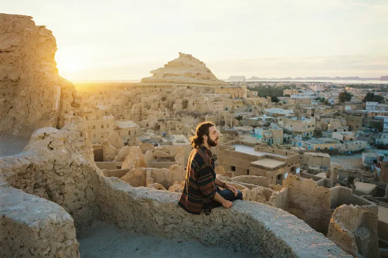 Hombre mirando la vista panorámica del oasis de Siwa al atardecer