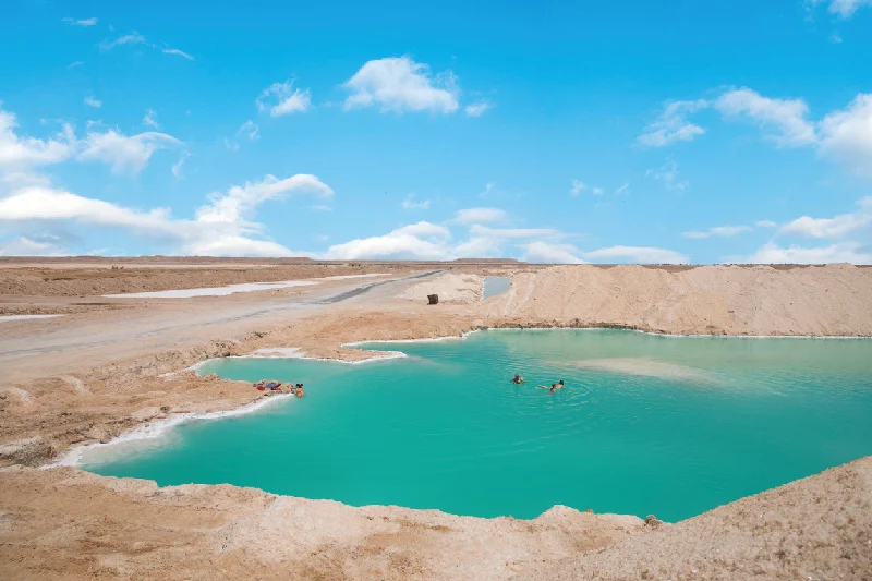Hermosa vista de las salinas y lagos del oasis de Siwa, Egipto.