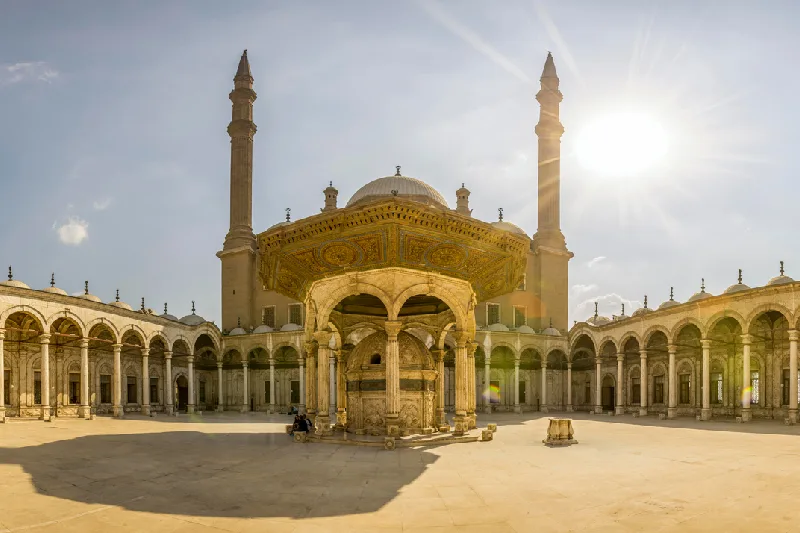 El patio de la Gran Mezquita de Muhammad Ali Pasha con la hermosa fuente de abluciones