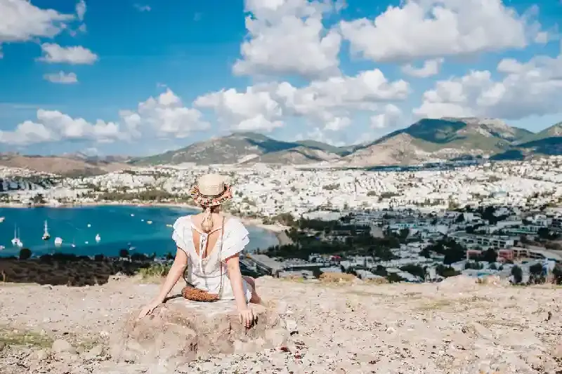 una turista nella citta di bodru, bodrum turchia 