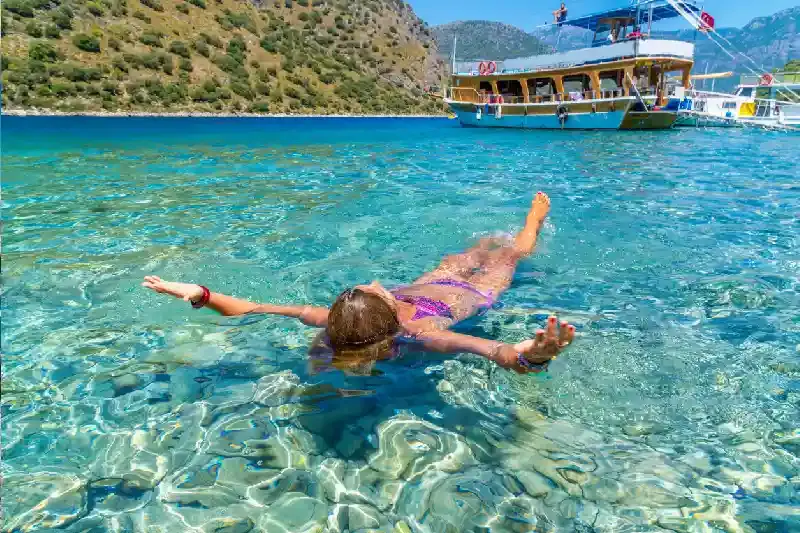 una donna nelle spiagge di bodrum , budrum turchia