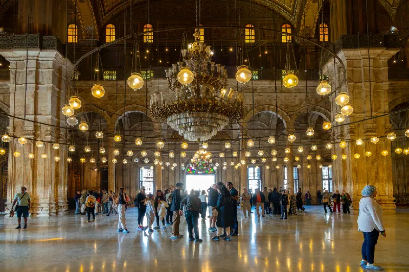 Personas visitando el interior de la mezquita Muhammad Ali (o mezquita de Alabastro) en la ciudadela de El Cairo, Egipto