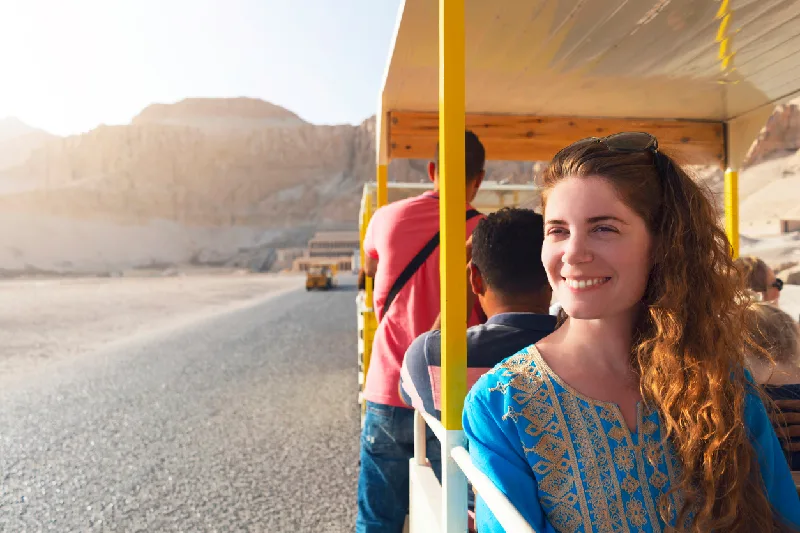 Mujer disfrutando de un recorrido por Egipto.