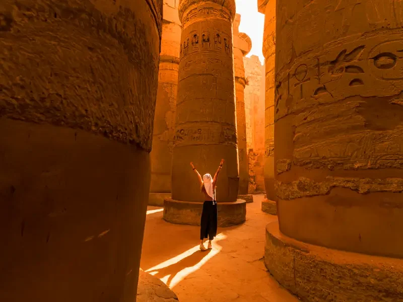 Donna nel mezzo di un colonnato egizio durante un viaggio a Luxor con Viaggiare nel Mondo