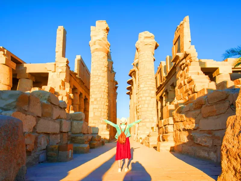 Ragazza di fronte ad un colonnato a Luxor