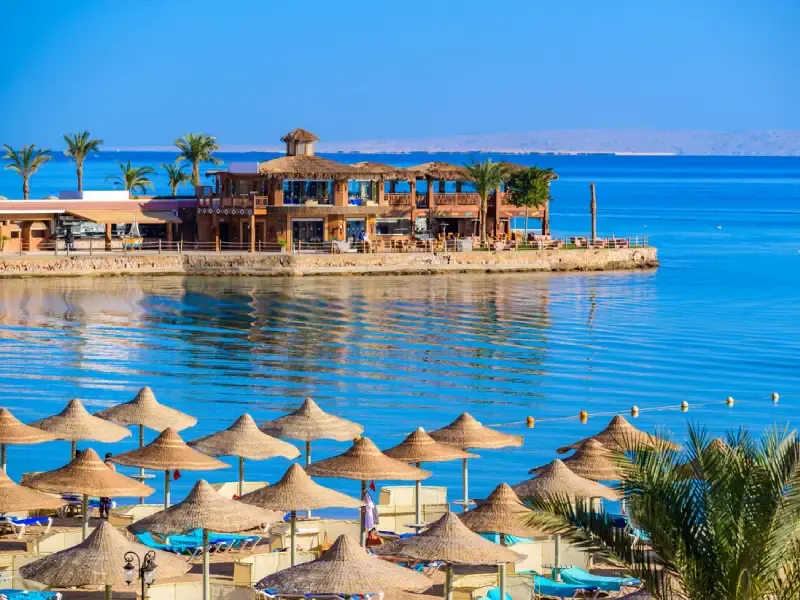Spiaggia di Hurghada con acqua cristallina e palme