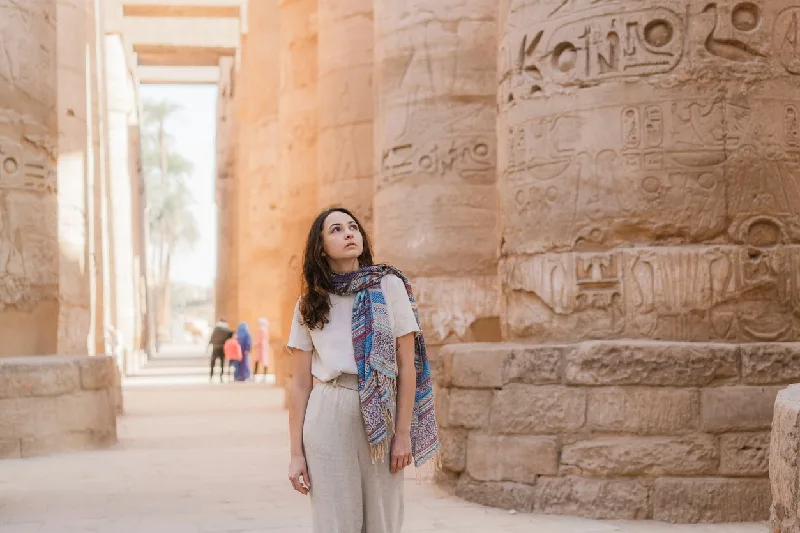 Una joven caminando en el antiguo templo egipcio de Luxor