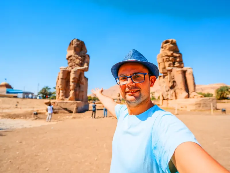 Turista tra le cose da vedere presso i Colossi di Memnone