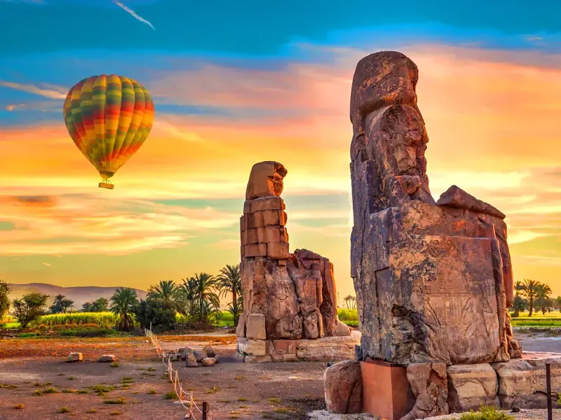 Mongolfiera che vola sopra i Colossi di Memnone, tra le cose da fare e vedere in questa località