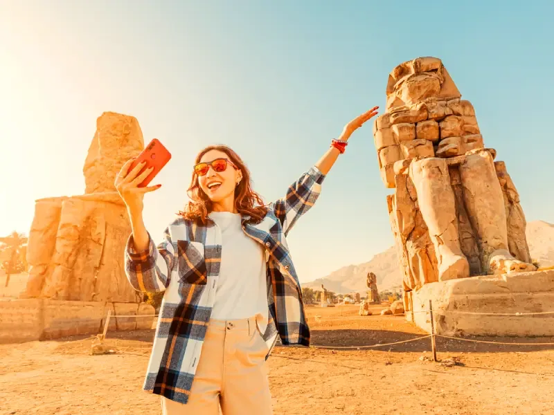 Turista si scatta un selfie con i Colossi di Memnone