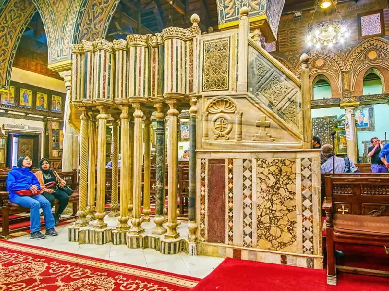 Turisti nel cortile della chiesa sospesa
