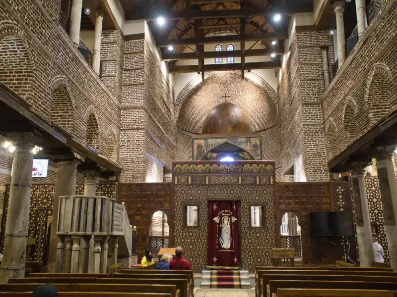 Persone nel cortile della chiesa sospesa mentre ammirano la storica architettura della chiesa.