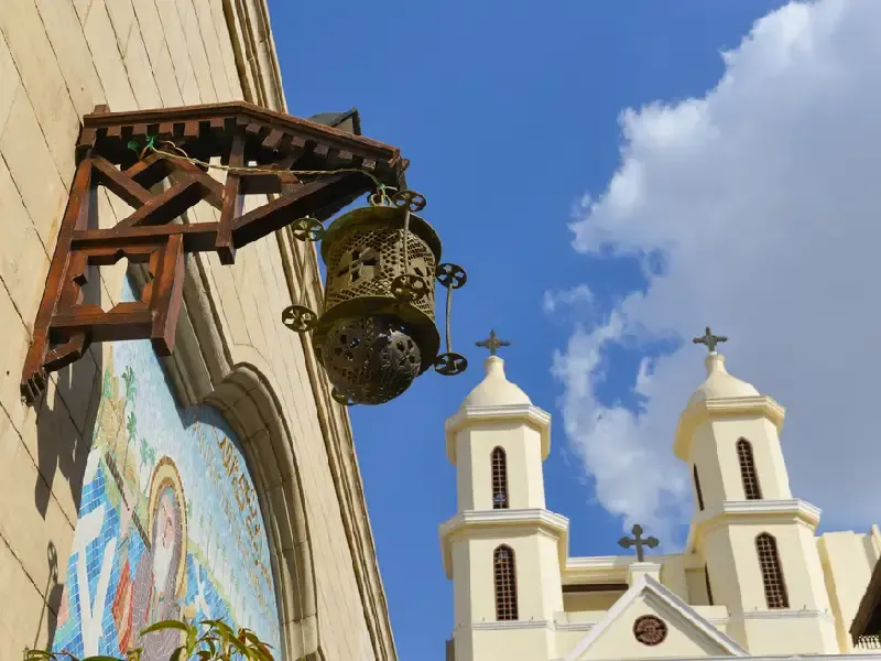 Torri bianche della Chiesa Sospesa con cori in cima e un antico campanile di bronzo appeso