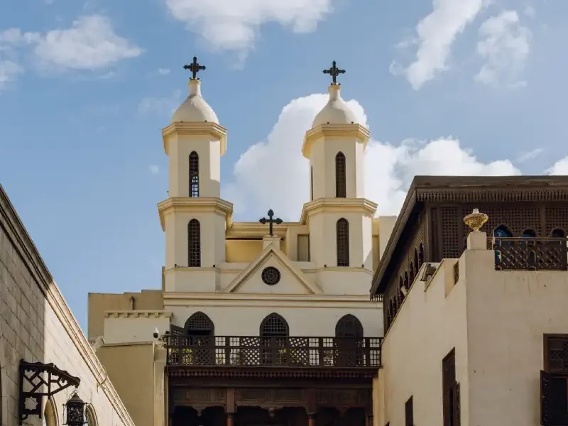 Facciata della Chiesa Sospesa con architettura storica e dettagli antichi