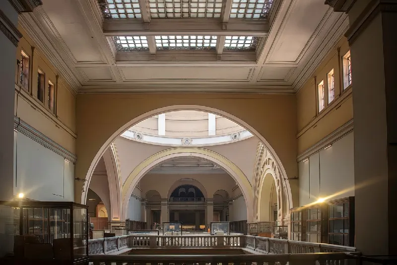 Sala interior del Museo Nacional Egipcio en El Cairo con artefactos