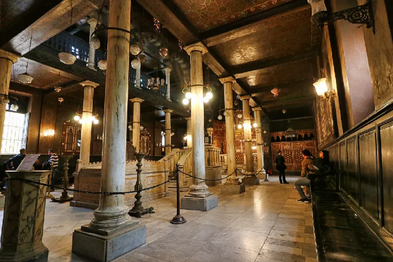 Vista del altar mayor y el salón de la histórica sinagoga judía Ben Ezra, también conocida como la Sinagoga de los Levantinos, en el distrito copto del Viejo Cairo.